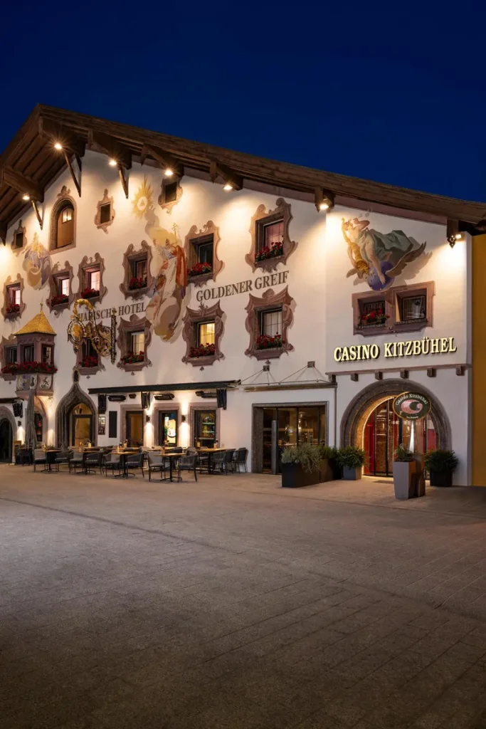 Fassade des Casino Kitzbühel bei Nacht