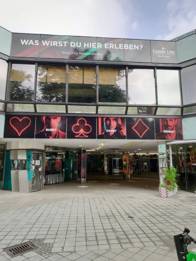 Fassade des Casino Linz bei Tag