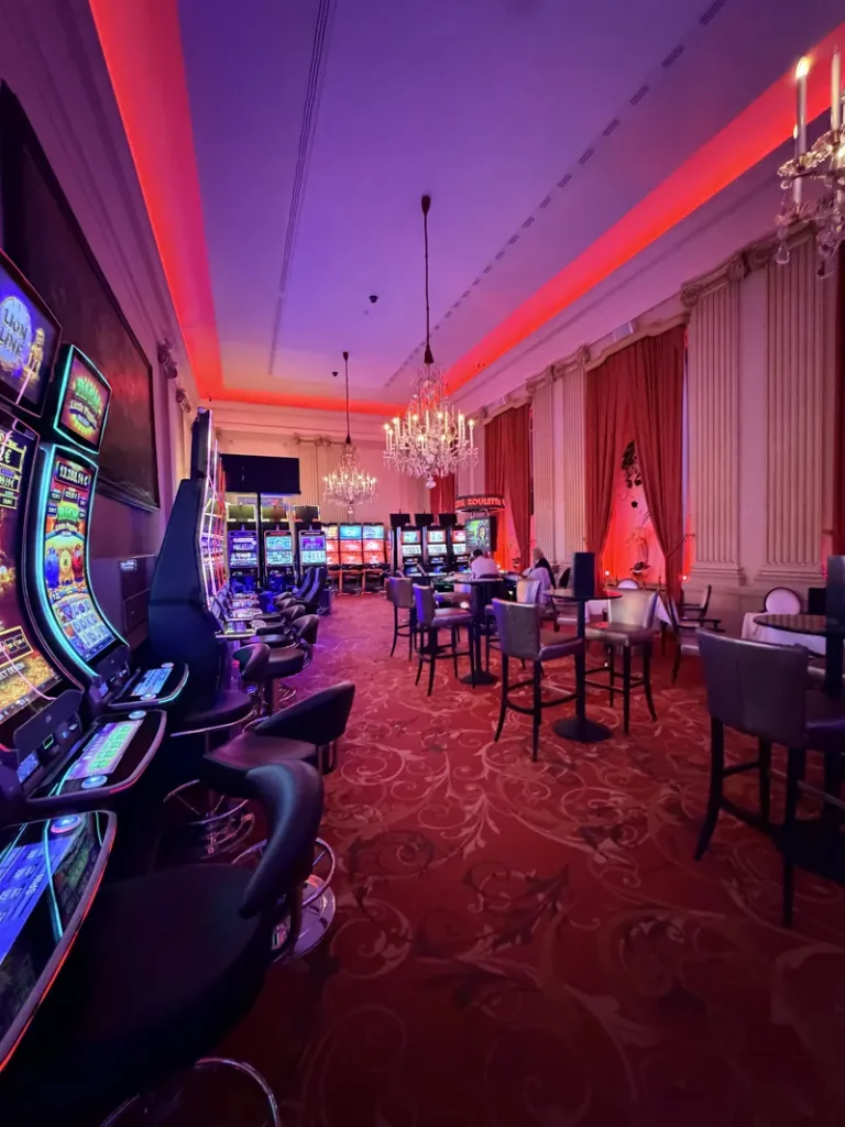 Automatenbereich des Casino Salzburg mit Kronleuchtern