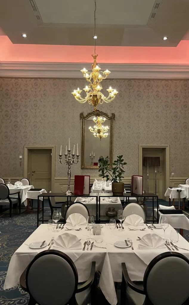 Restaurant im Casino Salzburg mit Kronleuchter