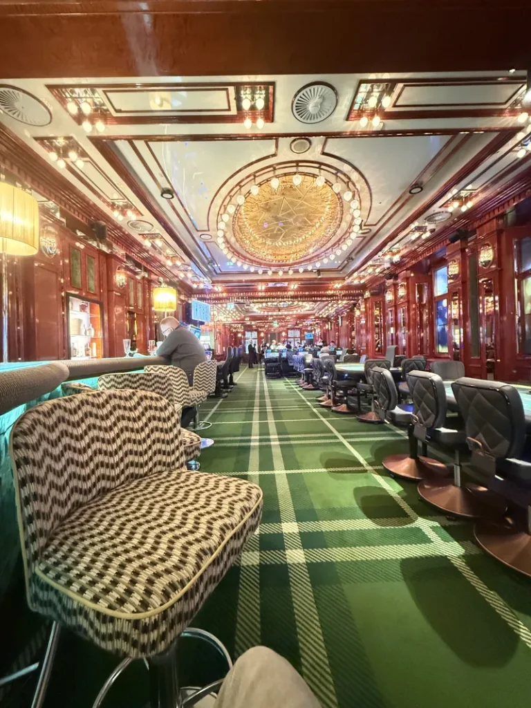 Spielsaal des Casino Wien mit Automaten
