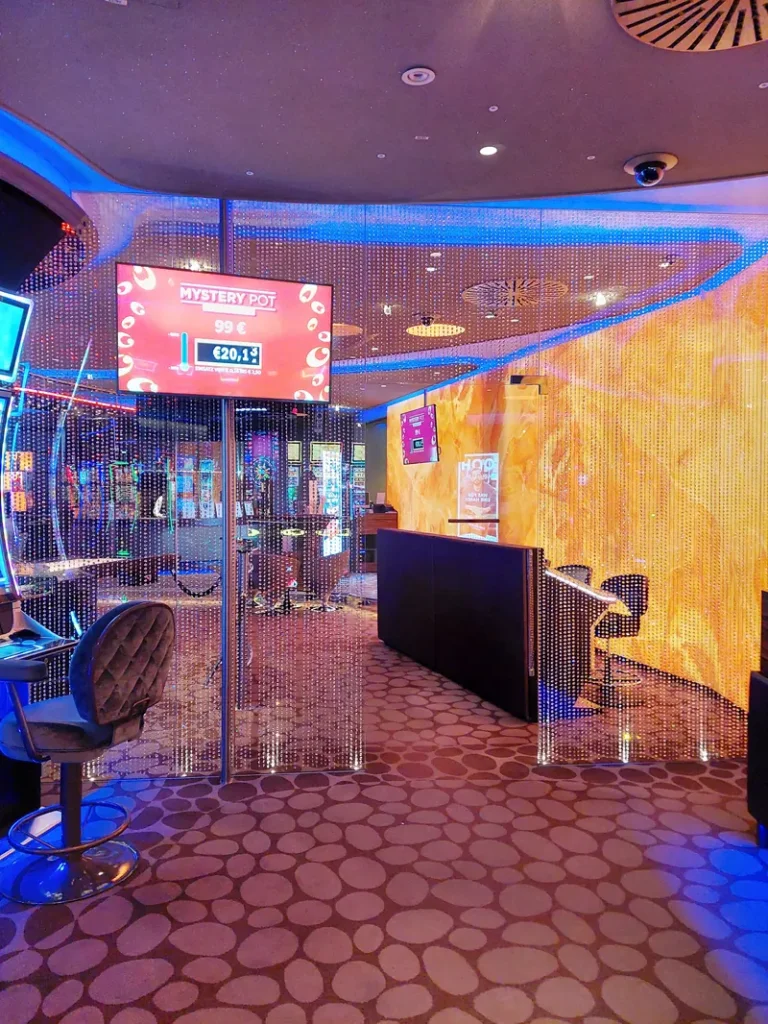 Automatenbereich im Casino Zell am See mit Leuchtwand