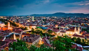 Stadtpanorama von Graz bei Abendlicht