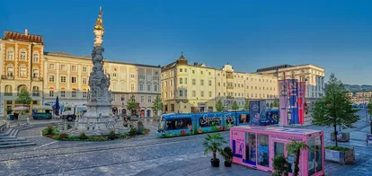 Hauptplatz von Linz mit Straßenbahn und Dreifaltigkeitssäule