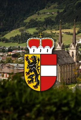 Wappen von Salzburg vor alpiner Stadtlandschaft