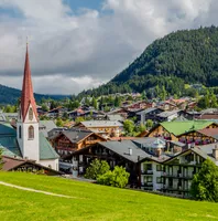 Blick auf Seefeld mit Kirche und Alpenlandschaft